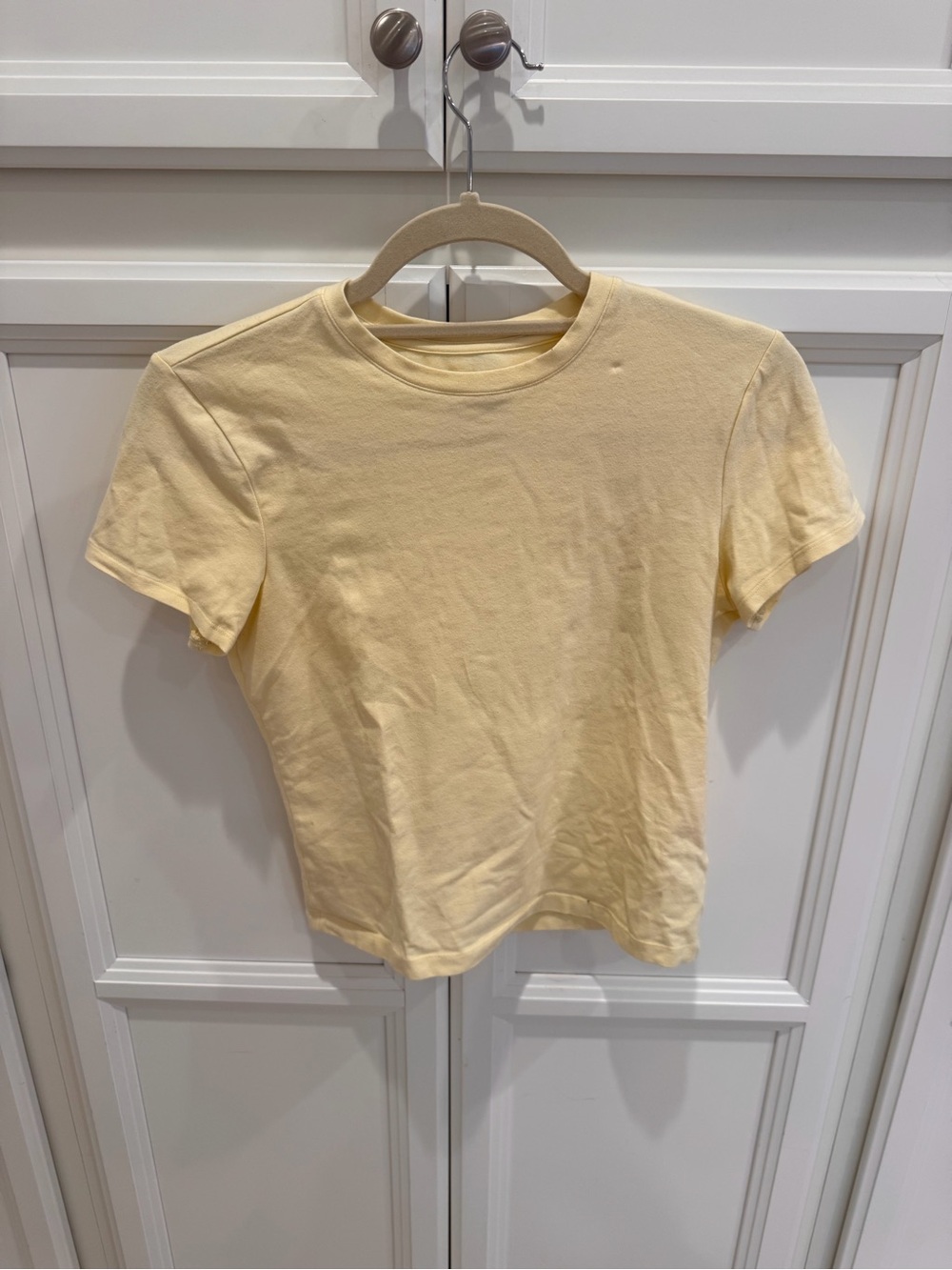 Good American Short Sleeve Crewneck Tee in Pale Yellow